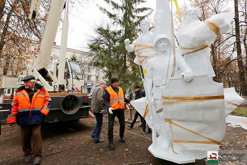 В Уфе на фасад кинотеатра «Победа» вернули скульптуры воина-освободителя, рабочего и колхозницы