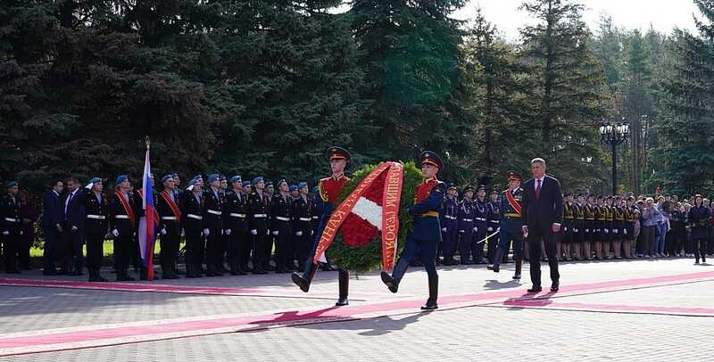 Радий Хабиров возложил венок к Вечному огню в уфимском парке Победы