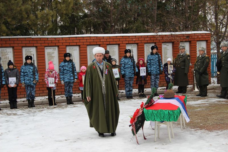 Останки воина Великой Отечественной войны с почестями предали земле