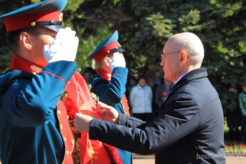 Рустэм Хамитов возложил цветы к Вечному огню в уфимском парке Победы