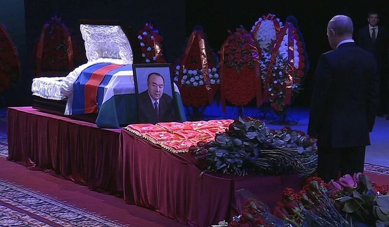 Владимир Путин в Уфе предложил увековечить имя Муртазы Рахимова, поблагодарил за работу Радия Хабирова и всех жителей Башкирии, пообещал поддержать ряд важных для Башкирии проектов, в их числе — строительство нового здания госпиталя ветеранов войн