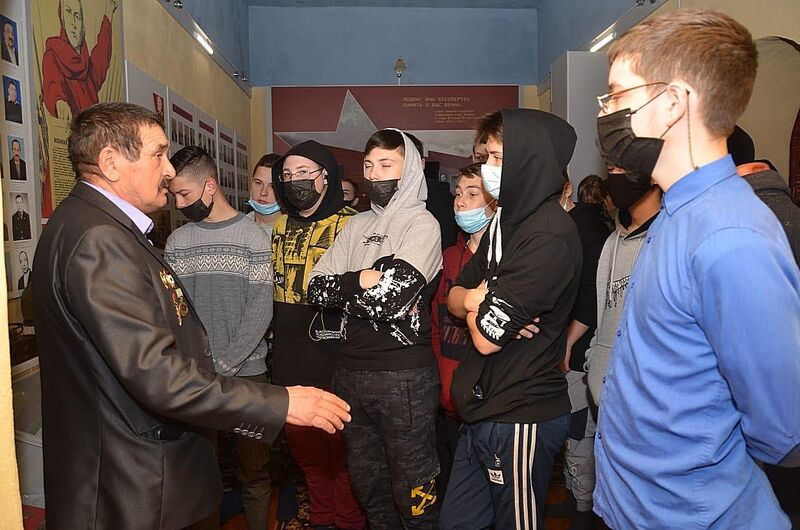 Учащиеся сельскохозяйственного колледжа с. Языково Благоварского района Башкирии в районном музее познакомились с экспозицией Боевой Славы земляков