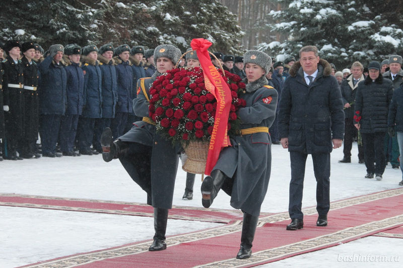 Радий Хабиров возложил цветы к Вечному огню в уфимском парке Победы