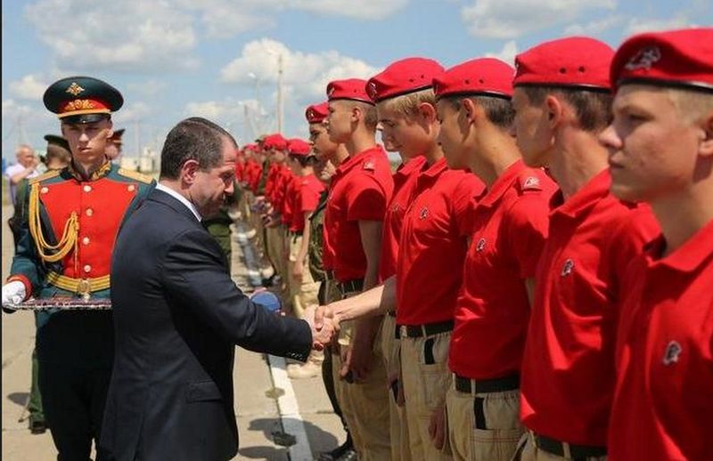 Михаил Бабич вручил наручные часы подросткам из Башкирии