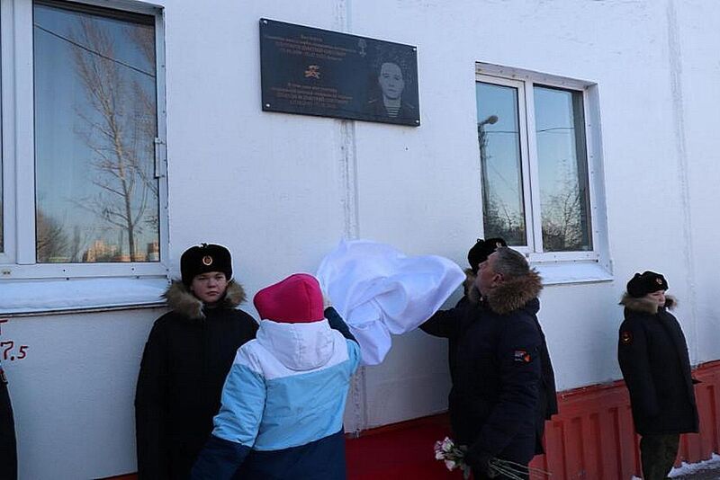 У дома по ул. Набережной реки Уфы — лицо героя