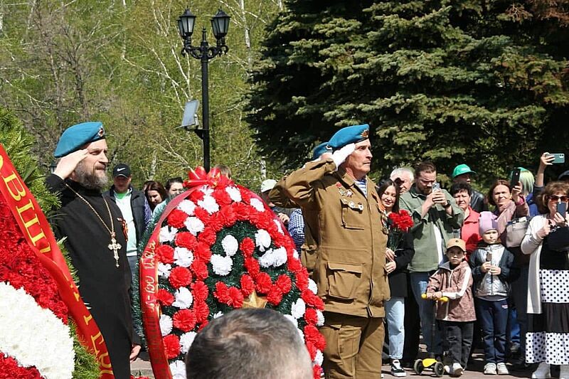 Парадный расчет ветеранов боевых действий в День Великой Победы традиционно возложил венок к Вечному огню в уфимском Парке Победы и гирлянду цветов к Мемориалу «Скорбящая мать»