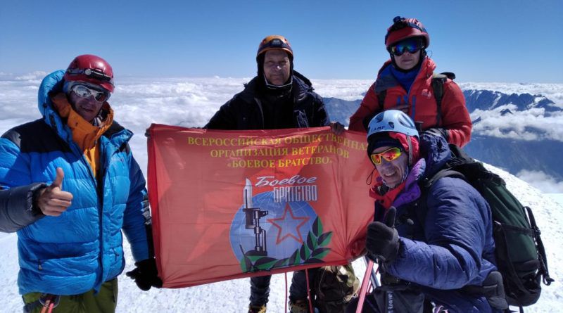 Инвалид войны в Афганистане покорил гору Казбек в честь 75-летия Победы 