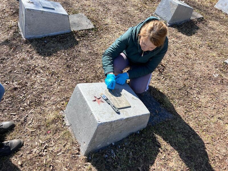 В Уфе на Воинском мемориале еженедельно восстанавливают таблички с именами погибших