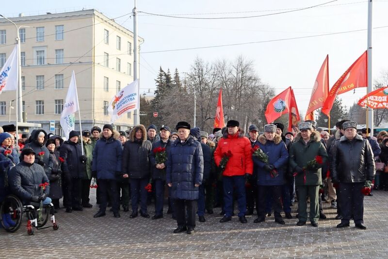 15 февраля в Уфе состоялась торжественная церемония возложения цветов к мемориалу «Скорбящая мать»,