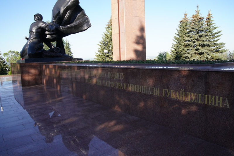 Радий Хабиров поздравил ветеранов с Днем Победы и возложил цветы к Вечному огню в уфимском парке Победы