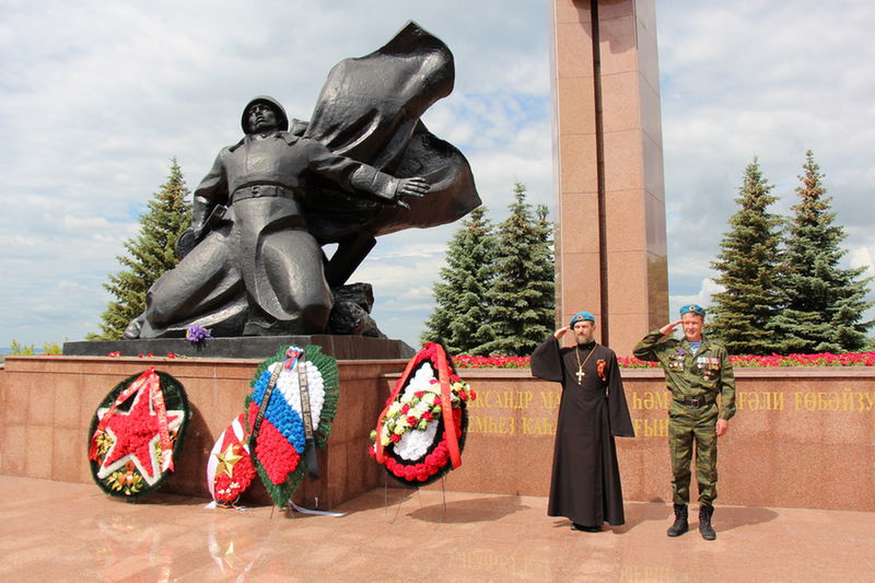 Парадная коробка ветеранов боевых действий 24 июня возложила венки и цветы к Вечному огню в уфимском парке Победы и мемориалу «Скорбящая мать»