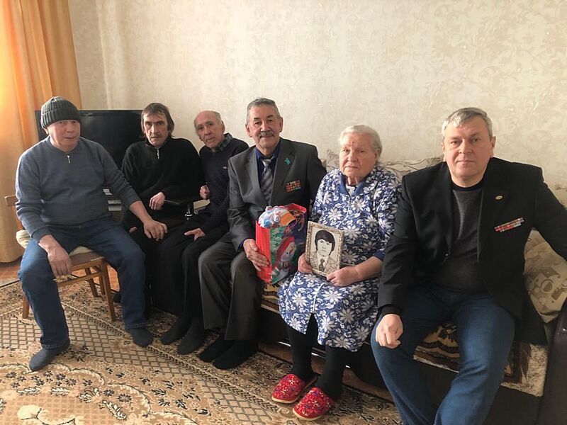 В Ишимбае с наступающим Новым годом ветераны боевых действий поздравили родителей своих павших товарищей