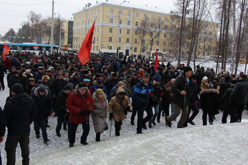 15 февраля у мемориала «Скорбящая мать» состоялась торжественная церемония возложения цветов