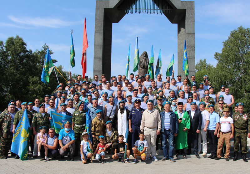 В Уфе в День воздушно-десантных войск ветераны ВДВ и представители общественности возложили в цветы к мемориалу «Скорбящая мать»