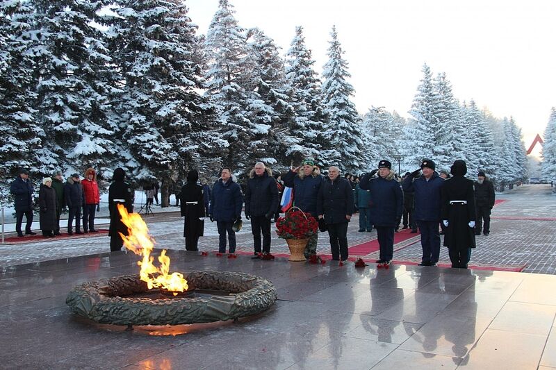 В Уфе в парке Победы почтили память героев Отечества