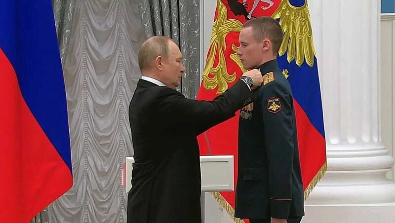 Владимир Путин вручил звезду Героя России уроженцу города Октябрьского старшему лейтенанту Степану Белову