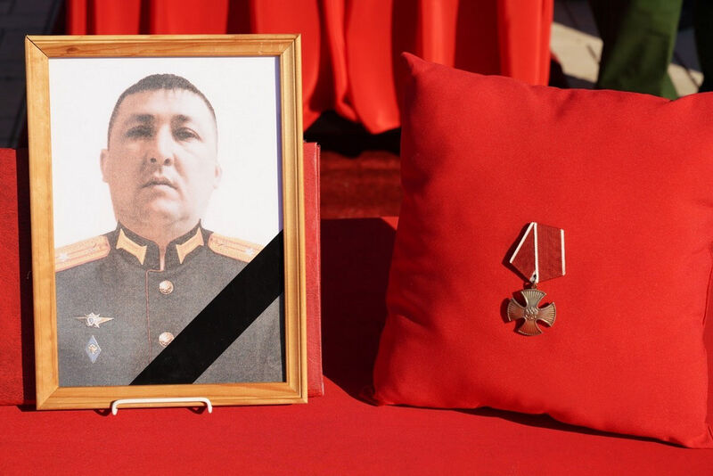 В Башкирии простились с погибшим при исполнении воинского долга майором Ильгизом Усмановым