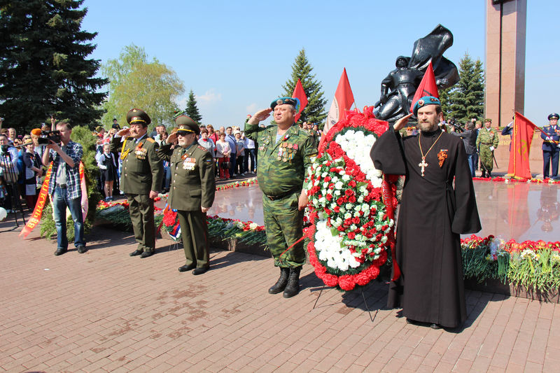 В День Великой Победы в Уфе состоялся юбилейный – десятый выход парадной ветеранской коробки с возложением венков к Вечному Огню в Парке Победы и гирлянды цветов к мемориалу «Скорбящая мать»