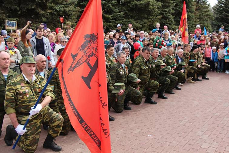 Парадная коробка ветеранов боевых действий возложила цветы к Вечному огню в уфимском Парке Победы и мемориалу «Скорбящая мать»