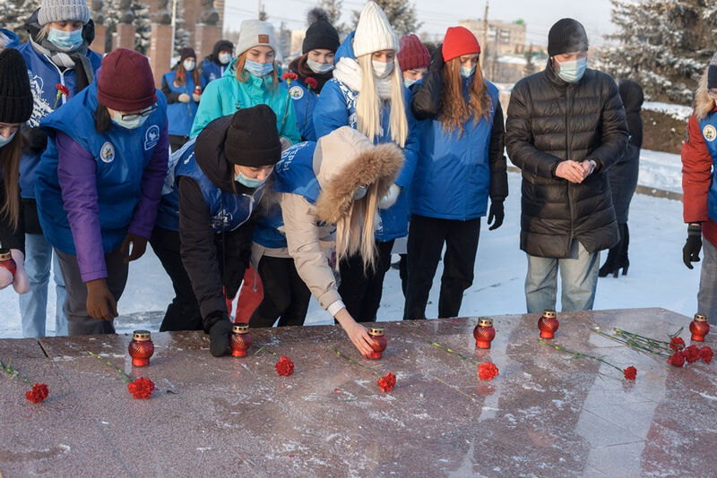 «Помнить не только 9 мая!»: в Башкирии ветераны и волонтеры возложили цветы к Вечному огню