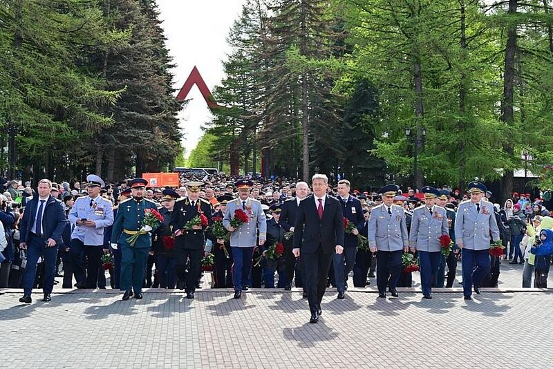 Глава Башкирии почтил память Героев Советского Союза в парке Победы возложил цветы к памятнику Героя России, легендарного комдива Минигали Шаймуратова