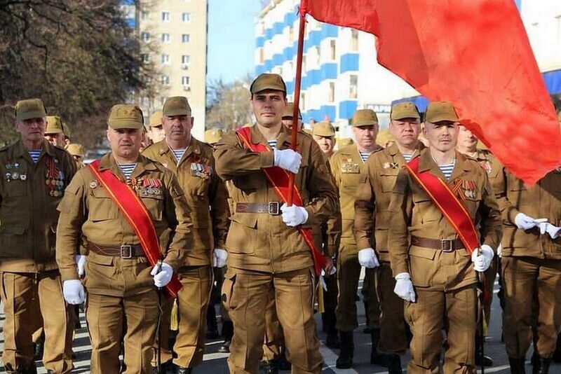 ВЕТЕРАН! ПРИМИ УЧАСТИЕ В ТОРЖЕСТВЕННОМ ПАРАДЕ 9 МАЯ! ВСТАНЬ ПОД ЗНАМЯ ПОБЕДЫ! ЭТО ТВОЁ ПРАВО И СВЯЩЕННЫЙ ДОЛГ ПЕРЕД ПАМЯТЬЮ НАШИХ ОТЦОВ И ДЕДОВ — ПОБЕДИТЕЛЕЙ В ВЕЛИКОЙ ОТЕЧЕСТВЕННОЙ ВОЙНЕ!