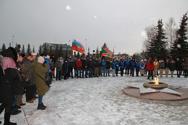 В г. Октябрьсом прошел митинг и состоялась церемония возложения цветов к мемориалу Воинской Славы, посвященные Дню неизвестного солдата и Дню Героя России