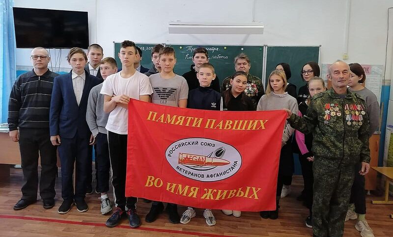 В средней общеобразовательной школе села Верхний Изяк Благовещенского района Башкирии прошел урок мужества посвященный Дню Неизвестного Солдата