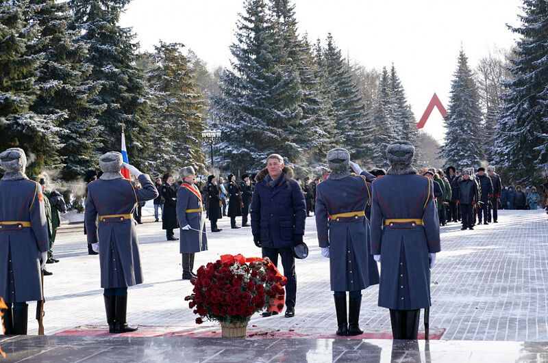 Радий Хабиров возложил цветы к Вечному огню в уфимском парке Победы