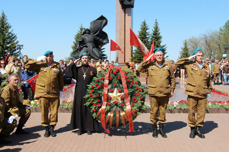 Парадная коробка ветеранов боевых действий возложила венок к Вечному Огню в уфимском Парке Победы, отдавая дань памяти всем защитникам Отечества, павшим в годы Великой Отечественной войны