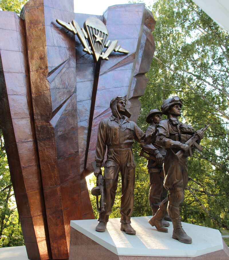 Открытие в уфимском Парке Победы монументальной скульптурной композиции «Союз поколений десантников» вызвало у присутствующих на тожественной церемонии подлинные чувства восторга и ликования