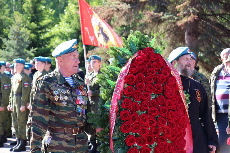 В День Великой Победы парадный расчет ветеранов боевых действий традиционно возложил венок к Вечному огню в уфимском Парке Победы и гирлянду цветов к Мемориалу «Скорбящая мать»