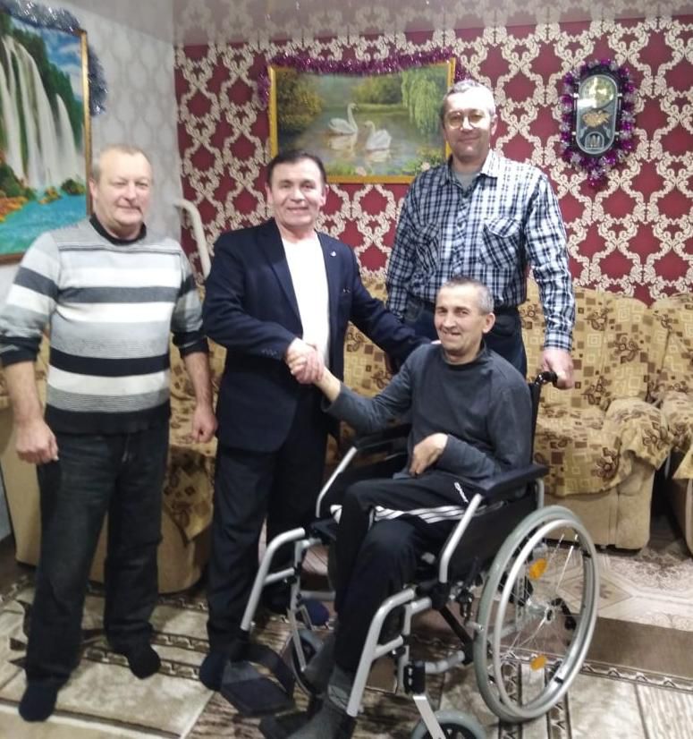 Ветеранам войны в Афганистане их боевые товарищи – воины-интернационалисты приобрели и передали инвалидные кресла-каталки