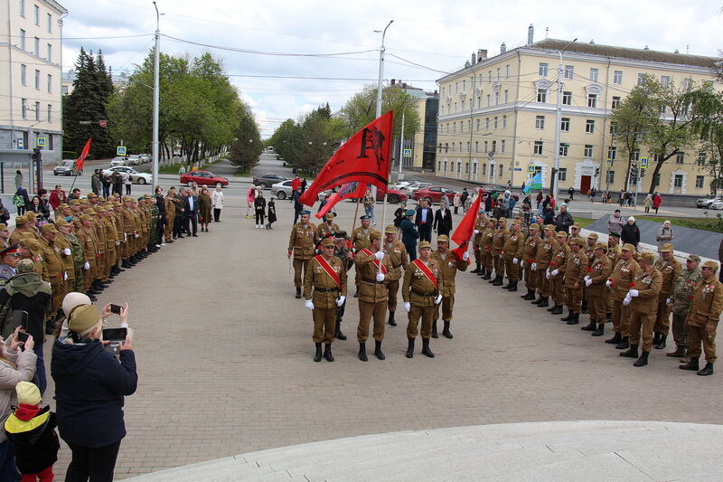 Парадная коробка ветеранов боевых действий провела в Уфе торжественную церемонию возложение венка к мемориалу «Скорбящая мать»