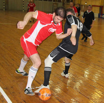 Посвященный 70-летию Великой Победы футбольный матч ветеранских команд подарил всем его участникам и зрителям огромный заряд энергии