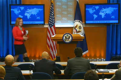 Псаки объяснила, почему пришла на брифинг в одном «сапоге»