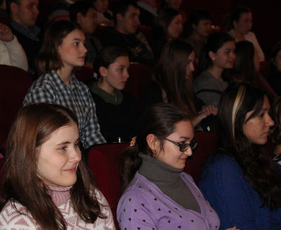 НА ПРЕМЬЕРЕ ВЕТЕРАНСКОГО ФИЛЬМА «ДОРОГИЕ МОИ ШУРАВИ!» БЫЛО МНОГО МОЛОДЕЖИ