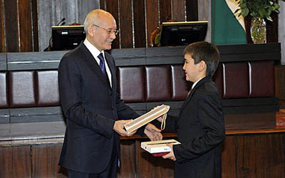 ГЛАВА БАШКИРИИ ВРУЧИЛ ШКОЛЬНИКУ ИЗ ИШИМБАЙСКОГО РАЙОНА МЕДАЛЬ И АЙФОН