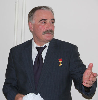 Р.С.АУШЕВ: «ДРУЗЬЯ, ЛУЧШЕ ИГРАТЬ В ФУТБОЛ, ЧЕМ ВОЕВАТЬ!»